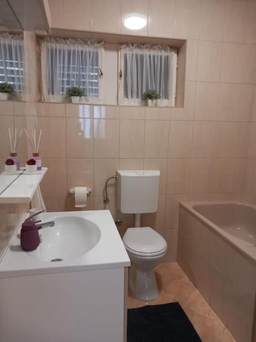Apartment Dora-100M From The Central Beach Макарська Екстер'єр фото